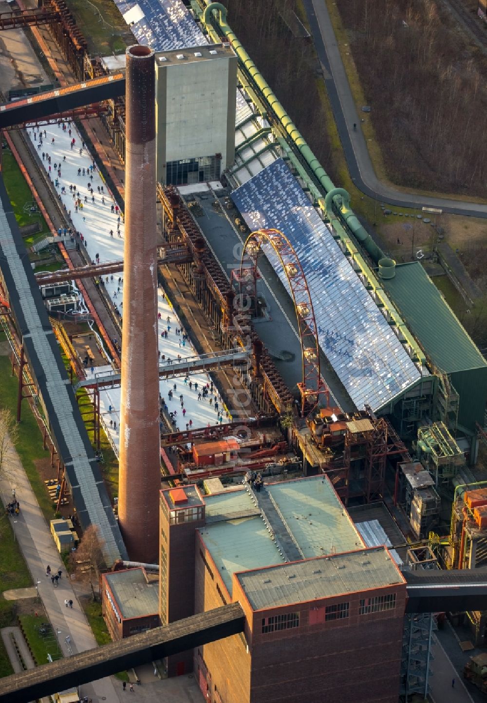 Essen von oben - Winterlich weiß strahlender Eisbelag der Eisbahn Kokerei Zollverein in Essen im Bundesland Nordrhein-Westfalen