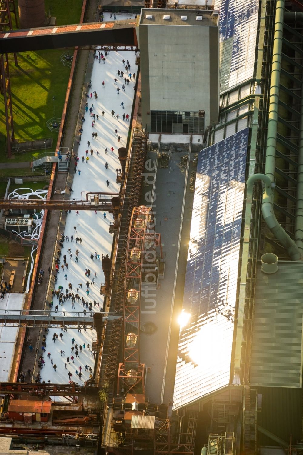 Luftbild Essen - Winterlich weiß strahlender Eisbelag der Eisbahn Kokerei Zollverein in Essen im Bundesland Nordrhein-Westfalen