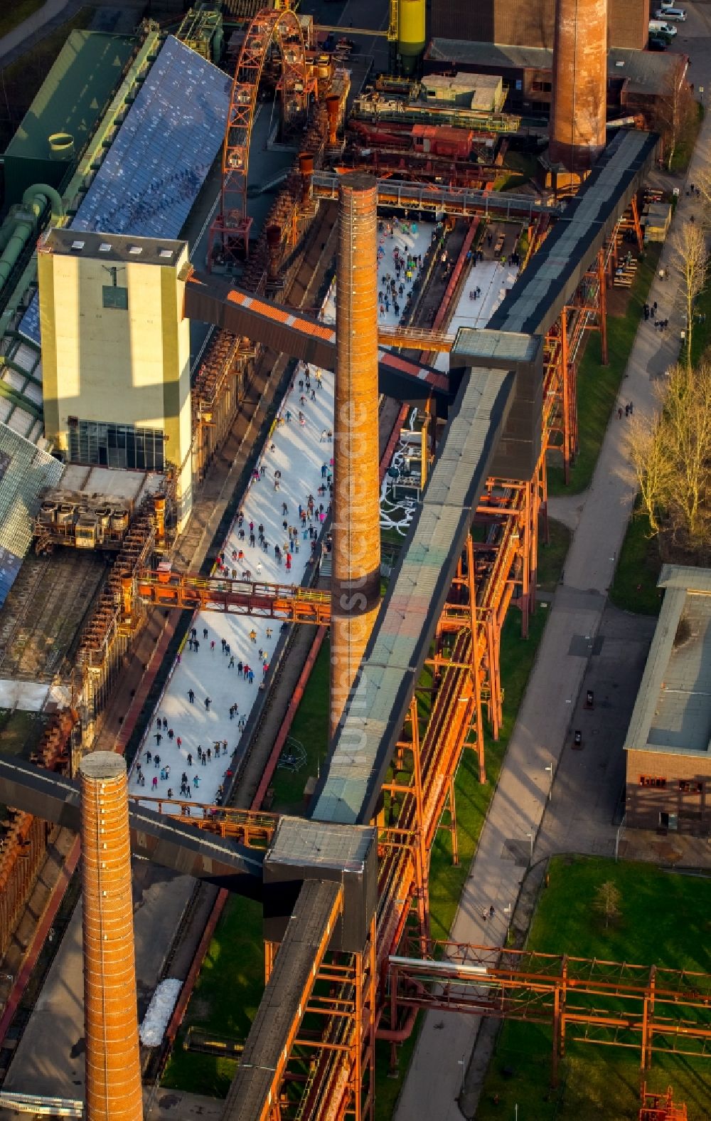 Luftaufnahme Essen - Winterlich weiß strahlender Eisbelag der Eisbahn Kokerei Zollverein in Essen im Bundesland Nordrhein-Westfalen