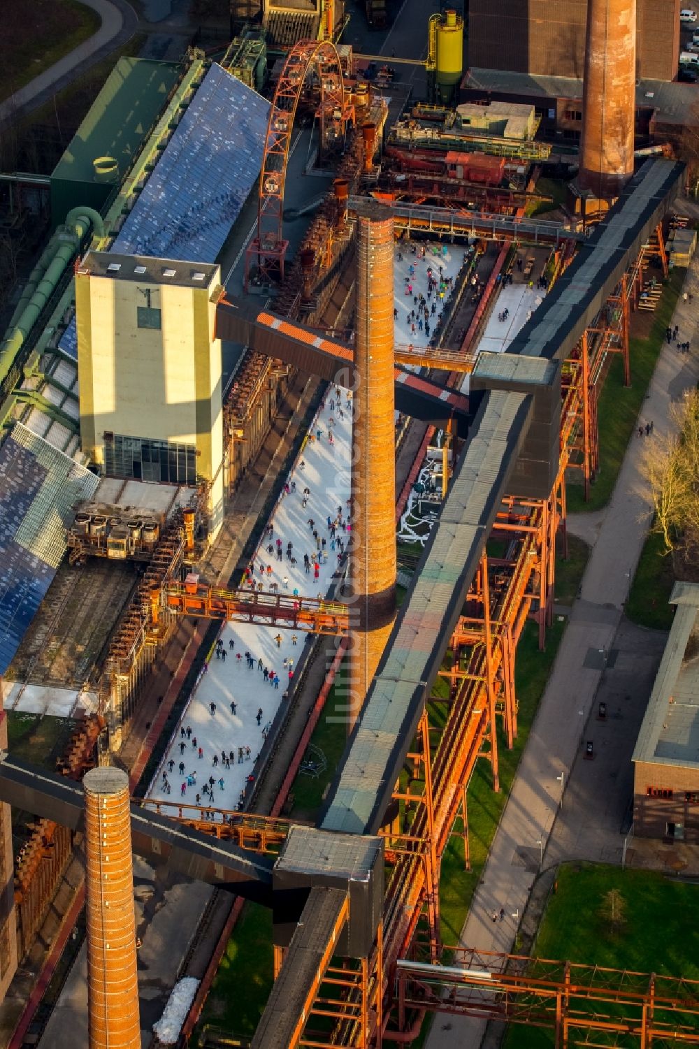 Essen von oben - Winterlich weiß strahlender Eisbelag der Eisbahn Kokerei Zollverein in Essen im Bundesland Nordrhein-Westfalen