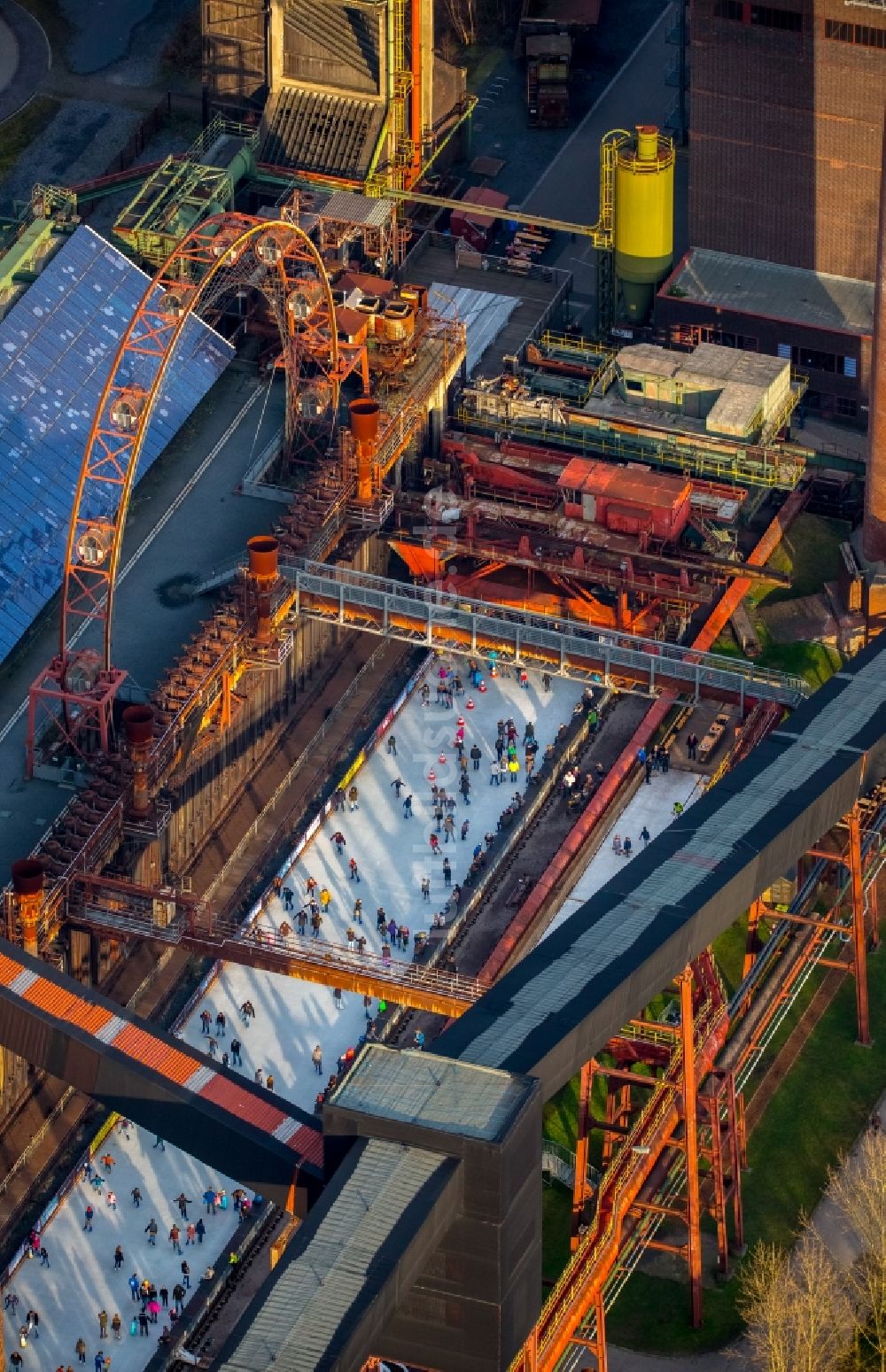 Essen von oben - Winterlich weiß strahlender Eisbelag der Eisbahn Kokerei Zollverein in Essen im Bundesland Nordrhein-Westfalen