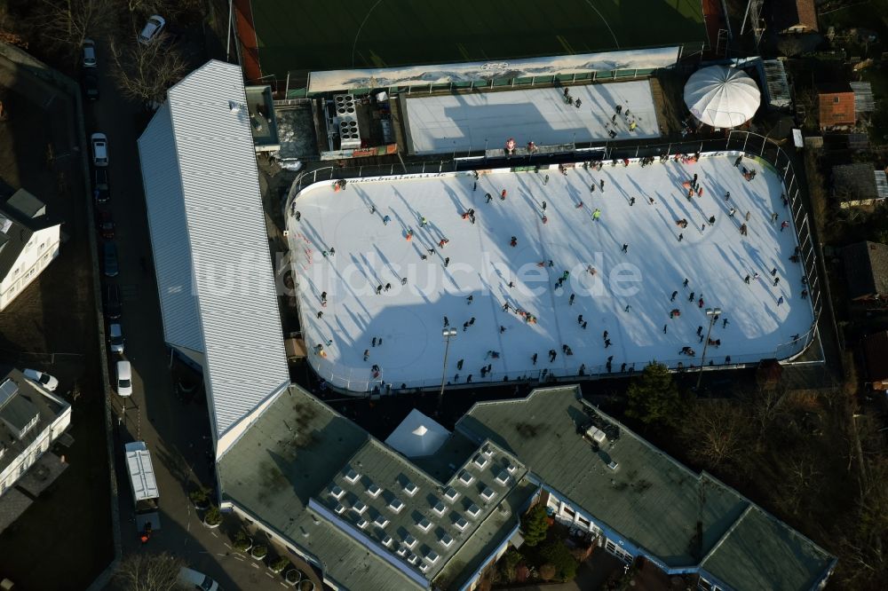 Luftbild Berlin - Winterlich weiß strahlender Eisbelag der Eisbahn Lankwitz Leonorenstraße in Berlin