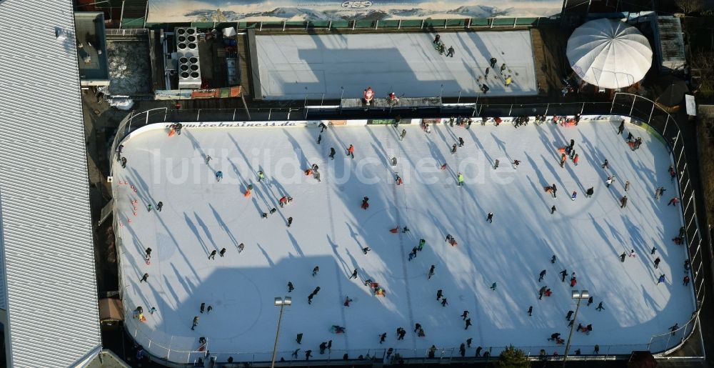 Luftaufnahme Berlin - Winterlich weiß strahlender Eisbelag der Eisbahn Lankwitz Leonorenstraße in Berlin