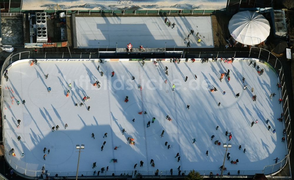 Berlin aus der Vogelperspektive: Winterlich weiß strahlender Eisbelag der Eisbahn Lankwitz Leonorenstraße in Berlin