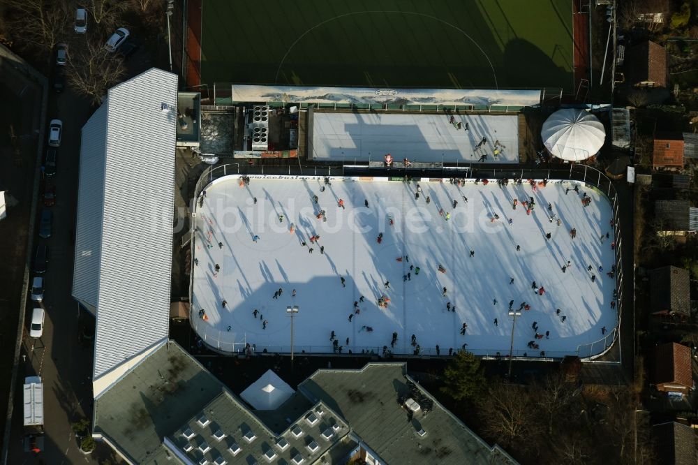 Luftaufnahme Berlin - Winterlich weiß strahlender Eisbelag der Eisbahn Lankwitz Leonorenstraße in Berlin