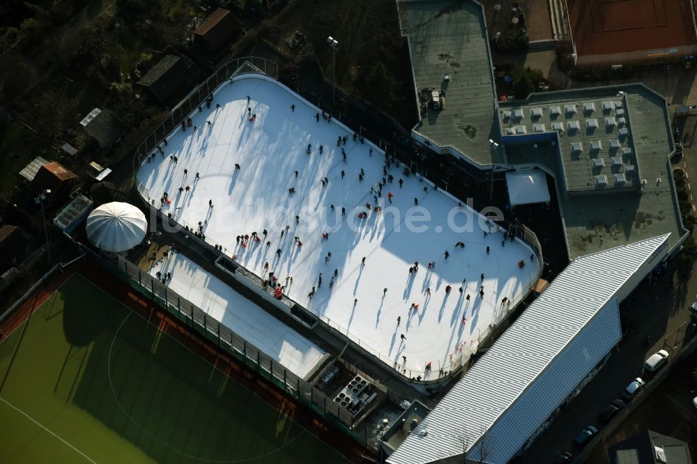 Berlin von oben - Winterlich weiß strahlender Eisbelag der Eisbahn Lankwitz Leonorenstraße in Berlin