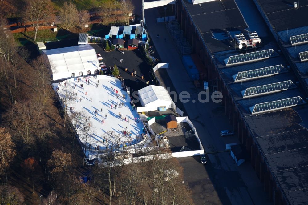 Luftaufnahme Göttingen - Winterlich weiß strahlender Eisbelag der Eiszeit der Lokhalle Göttingen im Ortsteil Grone in Göttingen im Bundesland Niedersachsen