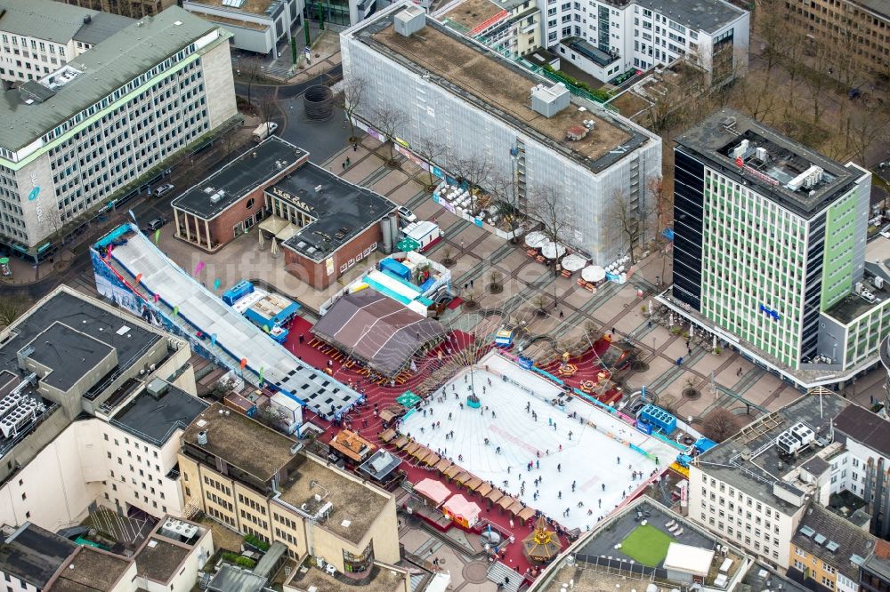 Essen aus der Vogelperspektive: Winterlich weiß strahlender Eisbelag der ESSEN.ON ICE. am Kennedyplatz im Ortsteil Stadtbezirke I in Essen im Bundesland Nordrhein-Westfalen