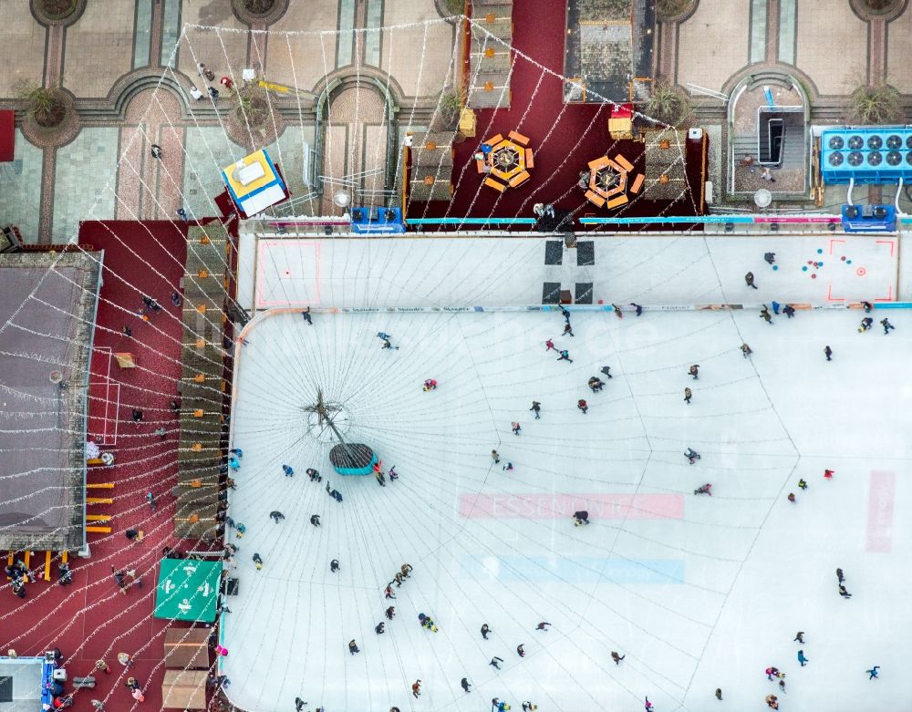 Luftbild Essen - Winterlich weiß strahlender Eisbelag der ESSEN.ON ICE. am Kennedyplatz im Ortsteil Stadtbezirke I in Essen im Bundesland Nordrhein-Westfalen