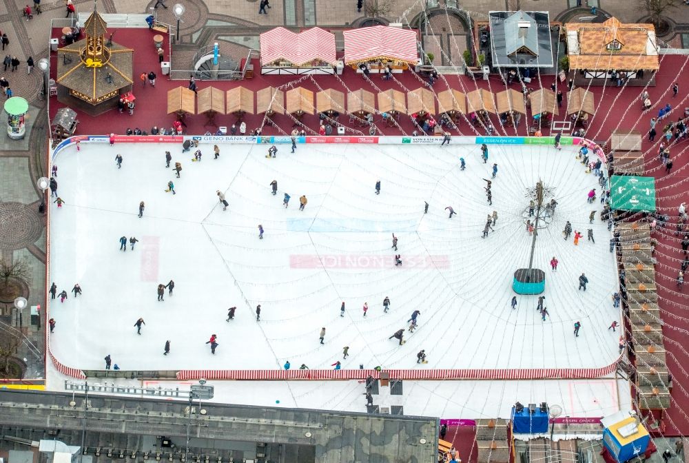 Luftbild Essen - Winterlich weiß strahlender Eisbelag der ESSEN.ON ICE. am Kennedyplatz im Ortsteil Stadtbezirke I in Essen im Bundesland Nordrhein-Westfalen