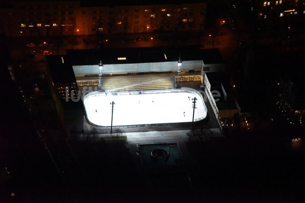 Luftbild München - Winterlich weiß strahlender Eisbelag im Prinzregentenstadion an der Prinzregentenstraße in München im Bundesland Bayern