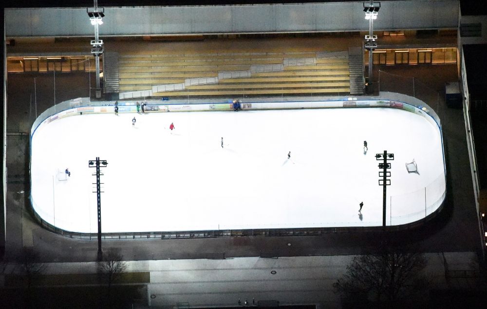 Luftaufnahme München - Winterlich weiß strahlender Eisbelag im Prinzregentenstadion an der Prinzregentenstraße in München im Bundesland Bayern