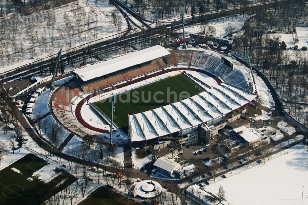 Karlsruhe aus der Vogelperspektive: Winterlich weißes Fussballstadion Wildparkstadion im Winter des Vereins KSC in Karlsruhe im Bundesland Baden-Württemberg