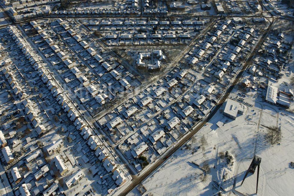 Recklinghausen aus der Vogelperspektive: Winterliche Dreieck-Siedlung Hochlarmark in Recklinghausen, Nordrhein-Wesrfalen