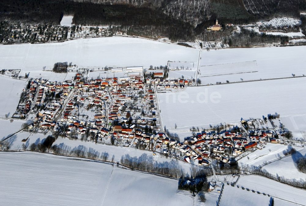 Tonndorf von oben - Winterliche Ortsansicht des schneebedeckten Tonndorf im Bundesland Thüringen