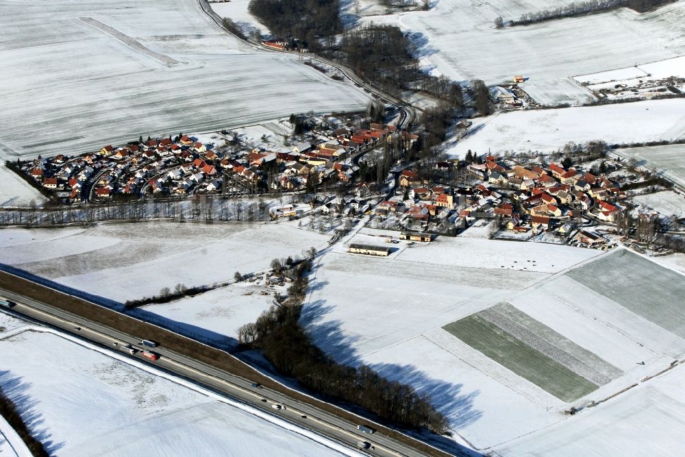 Luftaufnahme Magdala - Winterliche Ortsansicht des verschneiten Dorfes Göttern an der Bundesautobahn A4 im Bundesland Thüringen