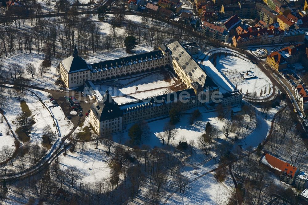 Luftaufnahme Gotha - Winterliche Schneelandschaft am Schloß Friedenstein in Gotha im Bundesland Thüringen