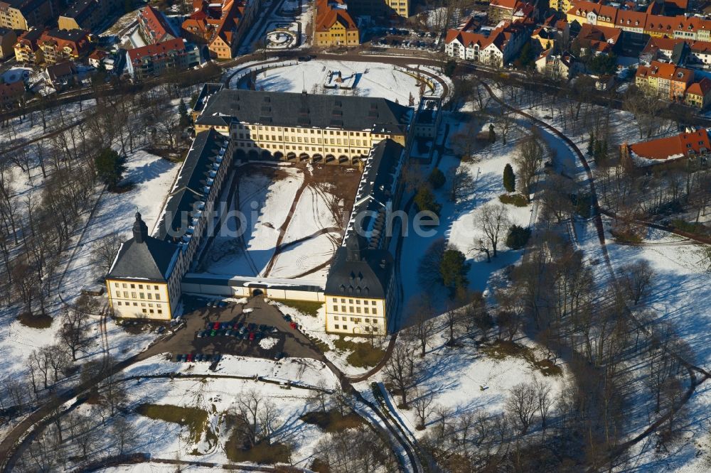 Gotha von oben - Winterliche Schneelandschaft am Schloß Friedenstein in Gotha im Bundesland Thüringen