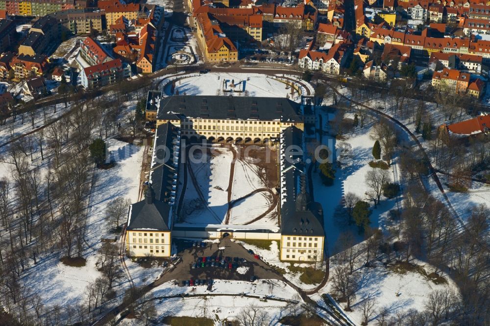 Gotha aus der Vogelperspektive: Winterliche Schneelandschaft am Schloß Friedenstein in Gotha im Bundesland Thüringen