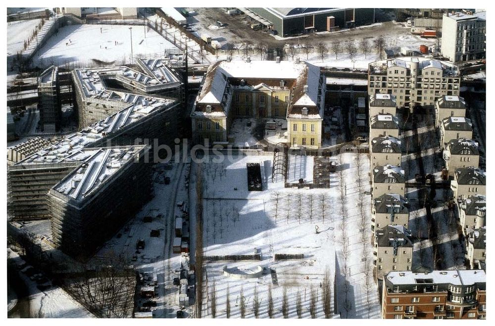 Berlin - Kreuzberg aus der Vogelperspektive: Winterliche Stimmung auf der Baustelle des Jüdischen Museums in der Lindenstraße in Berlin - Kreuzberg.