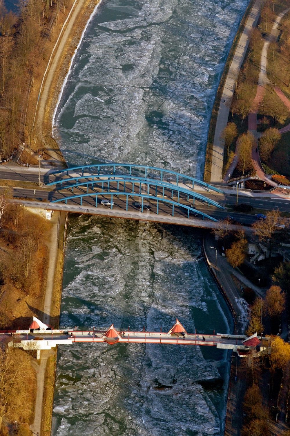 Luftaufnahme Dorsten - Winterlicher Schiffsverkehr bei Frost auf dem Wesel-Datteln-Kanal im Bundesland Nordrhein-Westfalen