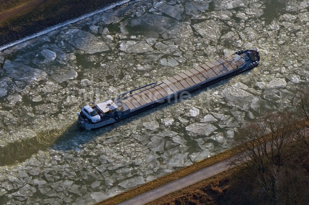 Dorsten von oben - Winterlicher Schiffsverkehr bei Frost auf dem Wesel-Datteln-Kanal im Bundesland Nordrhein-Westfalen