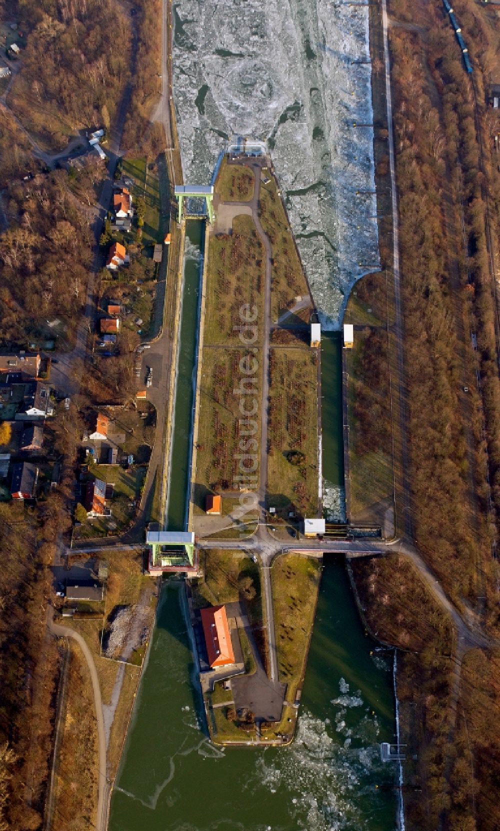 Luftbild Dorsten - Winterlicher Schiffsverkehr bei Frost auf dem Wesel-Datteln-Kanal im Bundesland Nordrhein-Westfalen