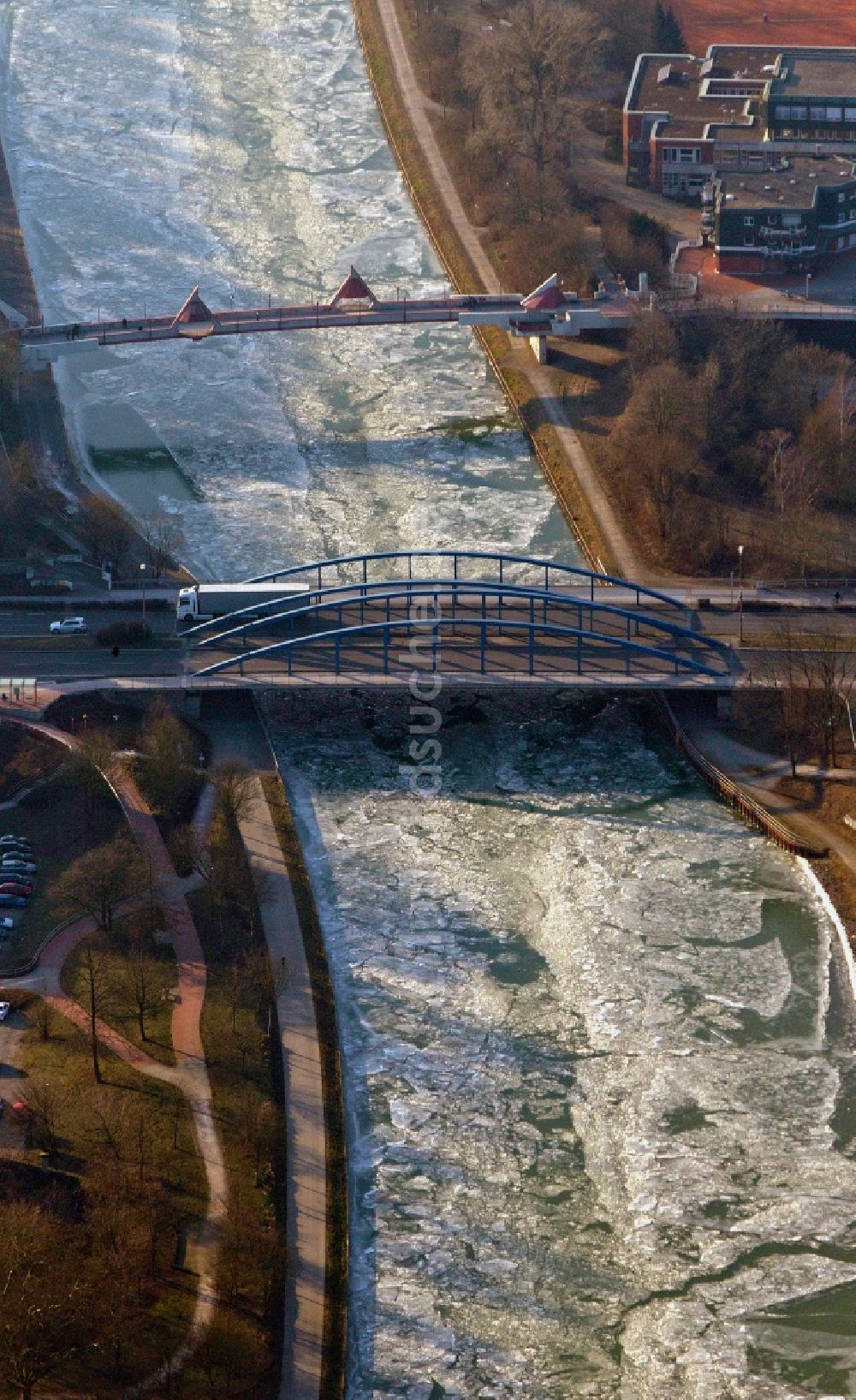 Luftaufnahme Dorsten - Winterlicher Schiffsverkehr bei Frost auf dem Wesel-Datteln-Kanal im Bundesland Nordrhein-Westfalen