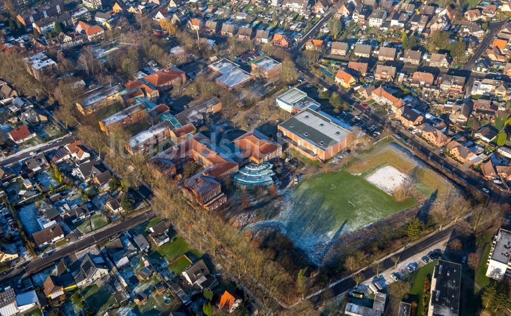 Hamm von oben - Winterliches Schulgelände und Gebäudekomplex der Sophie-Scholl- Gesamtschule im Stadtteil Bockum-Hövel in Hamm im Bundesland Nordrhein-Westfalen