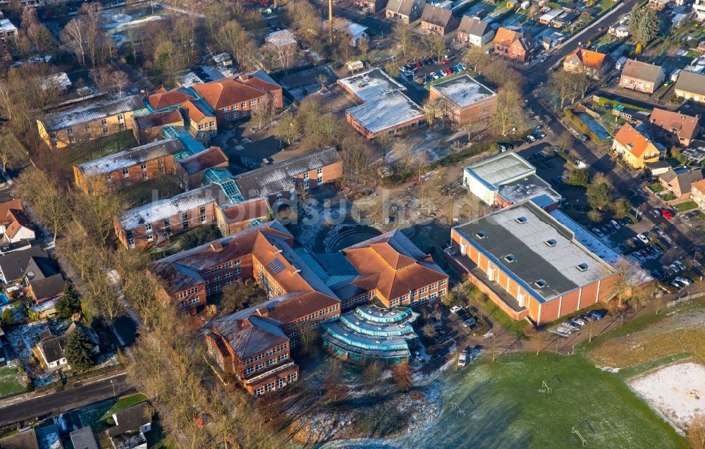 Hamm aus der Vogelperspektive: Winterliches Schulgelände und Gebäudekomplex der Sophie-Scholl- Gesamtschule im Stadtteil Bockum-Hövel in Hamm im Bundesland Nordrhein-Westfalen