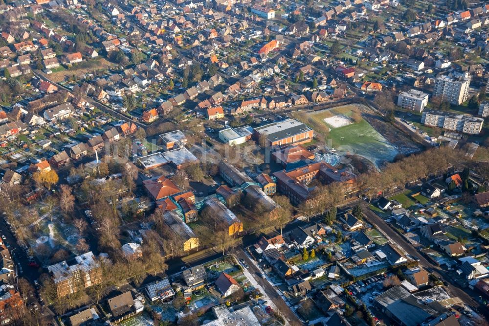 Luftaufnahme Hamm - Winterliches Schulgelände und Gebäudekomplex der Sophie-Scholl- Gesamtschule im Stadtteil Bockum-Hövel in Hamm im Bundesland Nordrhein-Westfalen