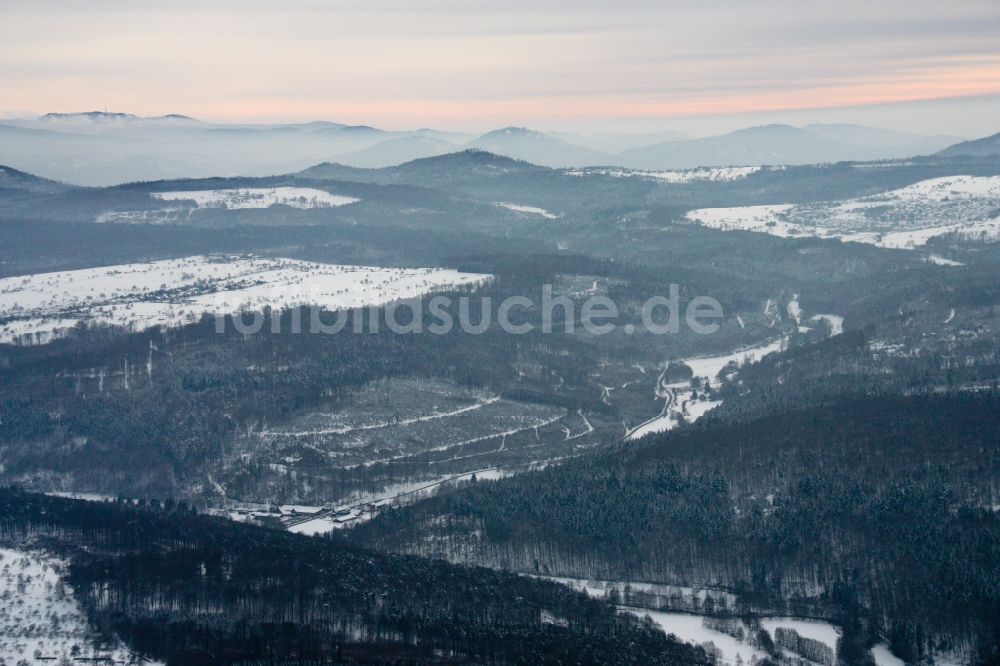 Waldbronn aus der Vogelperspektive: Winterliches Waldgebiet am schneebedeckten Albtal vor der Schwarwaldkulisse am Horizont in Waldbronn im Bundesland Baden-Württemberg