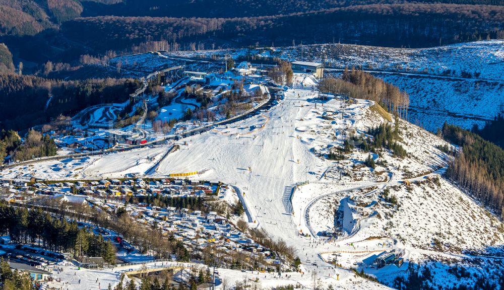 Luftaufnahme Winterberg - Winterluftbild Abfahrts- Skipiste mit Liftanlage Sesselbahn Kappe in Winterberg im Bundesland Nordrhein-Westfalen, Deutschland