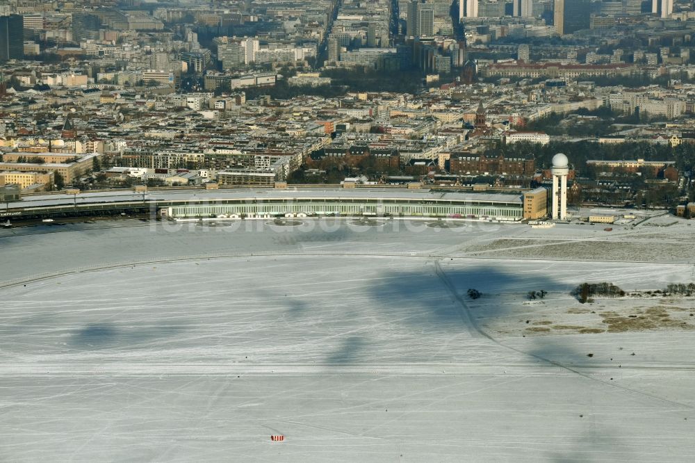 Luftaufnahme Berlin - Winterluftbild Abfertigungs- Gebäude und Terminals des früheren Flughafen Tempelhof in Berlin, Deutschland