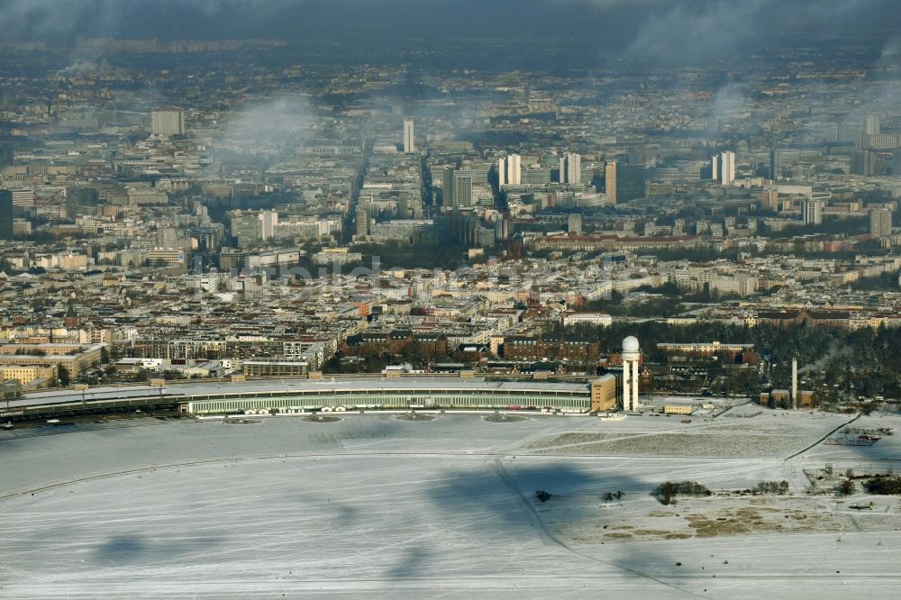 Berlin von oben - Winterluftbild Abfertigungs- Gebäude und Terminals des früheren Flughafen Tempelhof in Berlin, Deutschland