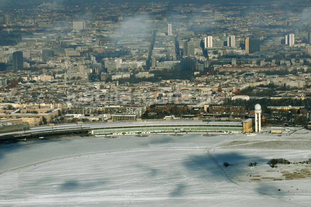 Berlin aus der Vogelperspektive: Winterluftbild Abfertigungs- Gebäude und Terminals des früheren Flughafen Tempelhof in Berlin, Deutschland