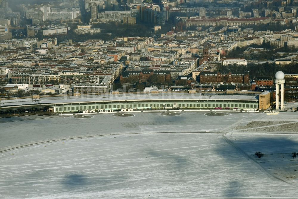 Luftbild Berlin - Winterluftbild Abfertigungs- Gebäude und Terminals des früheren Flughafen Tempelhof in Berlin, Deutschland