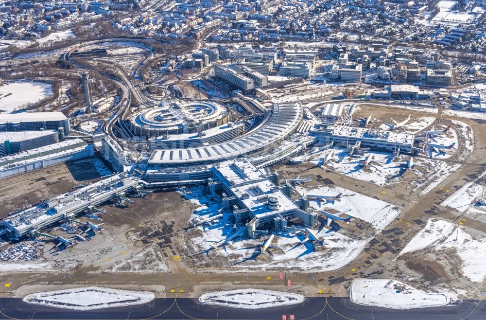 Düsseldorf von oben - Winterluftbild Abfertigungs- Gebäude und Terminals auf dem Gelände des Flughafen in Düsseldorf im Bundesland Nordrhein-Westfalen, Deutschland