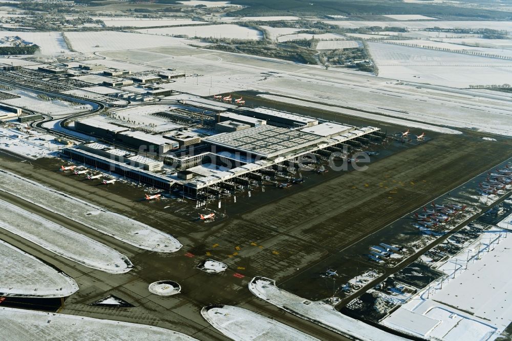 Schönefeld von oben - Winterluftbild Abfertigungs- Gebäude und Terminals auf dem Gelände des Flughafen in Schönefeld im Bundesland Brandenburg