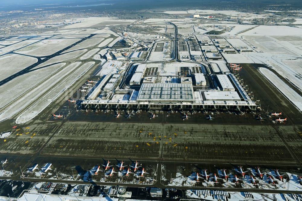 Schönefeld aus der Vogelperspektive: Winterluftbild Abfertigungs- Gebäude und Terminals auf dem Gelände des Flughafen in Schönefeld im Bundesland Brandenburg