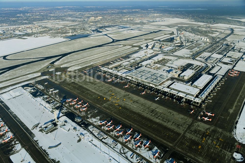 Luftbild Schönefeld - Winterluftbild Abfertigungs- Gebäude und Terminals auf dem Gelände des Flughafen in Schönefeld im Bundesland Brandenburg