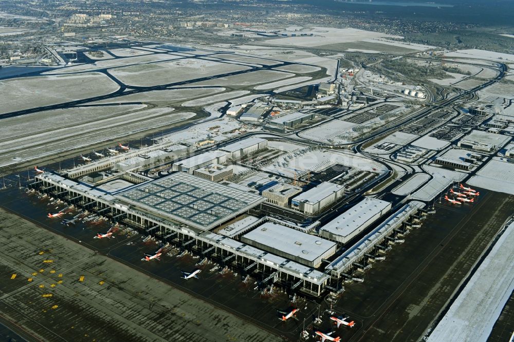 Luftaufnahme Schönefeld - Winterluftbild Abfertigungs- Gebäude und Terminals auf dem Gelände des Flughafen in Schönefeld im Bundesland Brandenburg