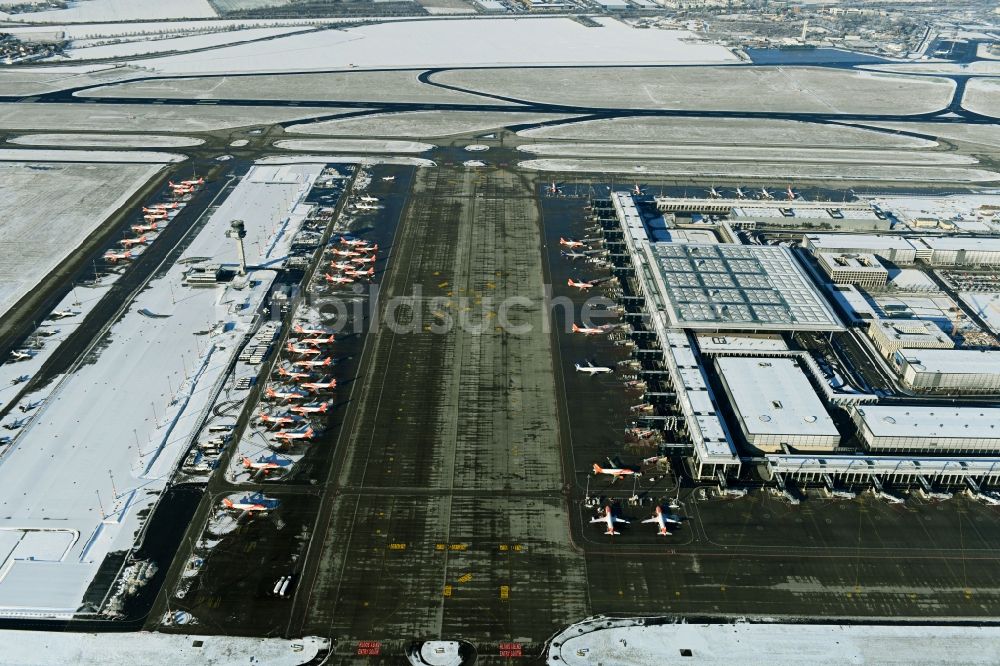 Schönefeld von oben - Winterluftbild Abfertigungs- Gebäude und Terminals auf dem Gelände des Flughafen in Schönefeld im Bundesland Brandenburg