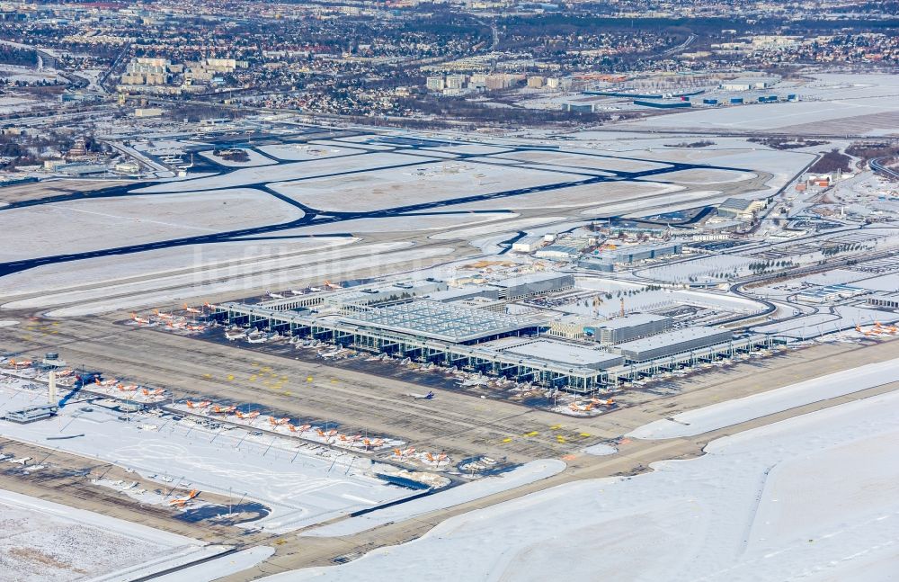 Schönefeld von oben - Winterluftbild Abfertigungs- Gebäude und Terminals auf dem Gelände des Flughafen in Schönefeld im Bundesland Brandenburg