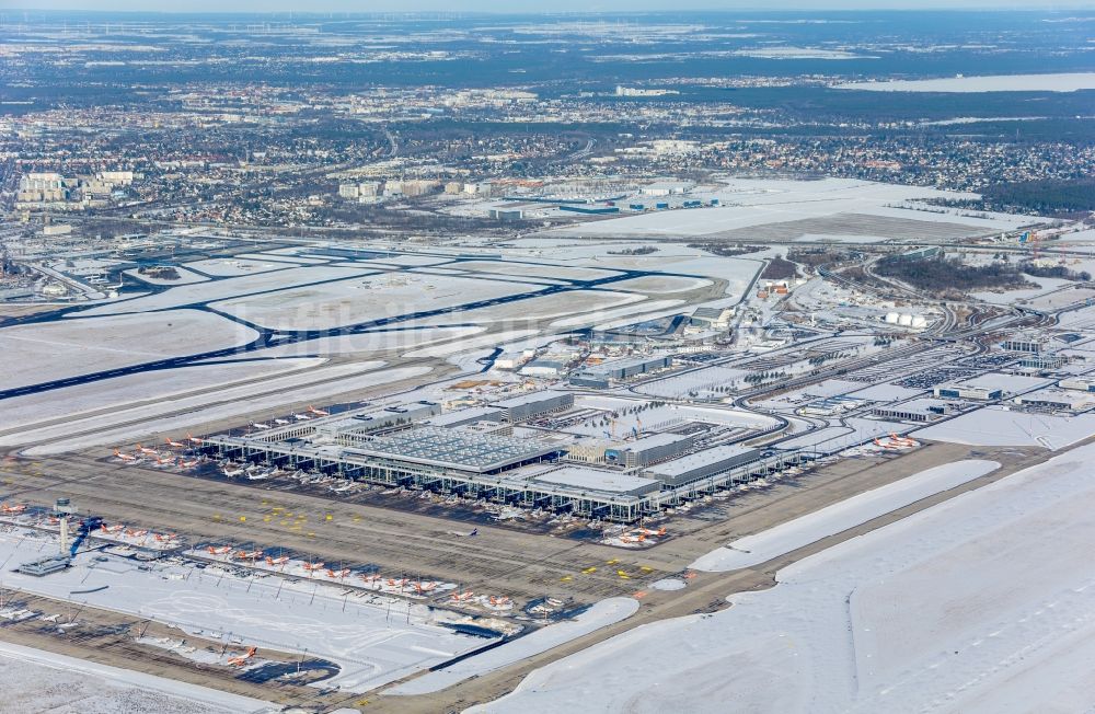 Schönefeld von oben - Winterluftbild Abfertigungs- Gebäude und Terminals auf dem Gelände des Flughafen in Schönefeld im Bundesland Brandenburg