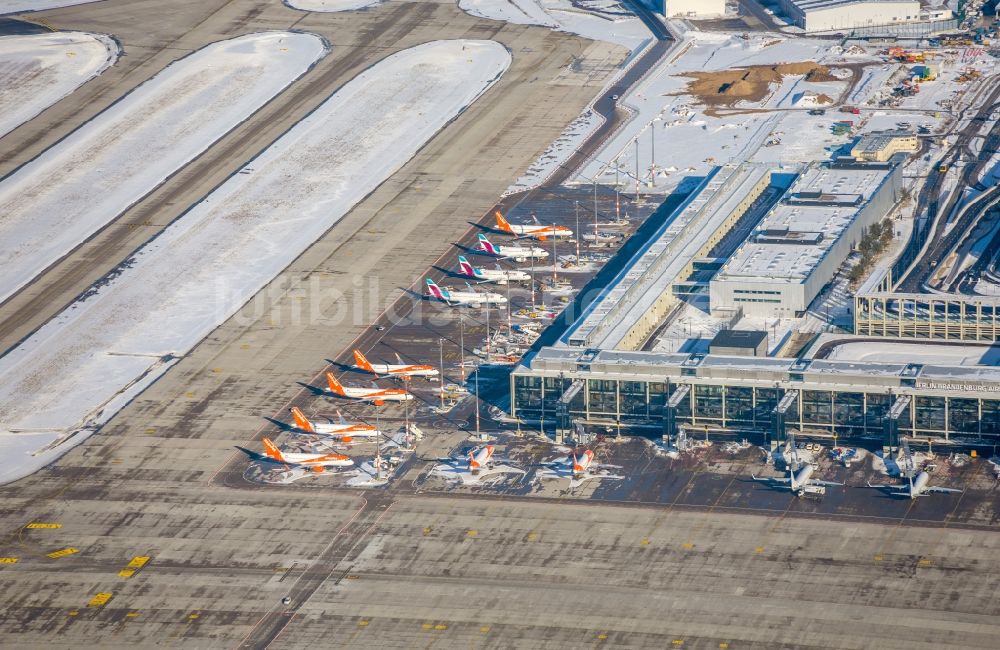 Schönefeld aus der Vogelperspektive: Winterluftbild Abfertigungs- Gebäude und Terminals auf dem Gelände des Flughafen in Schönefeld im Bundesland Brandenburg