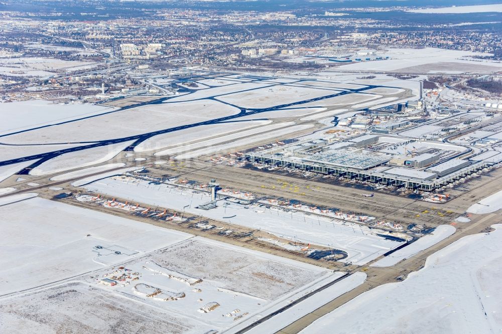 Luftbild Schönefeld - Winterluftbild Abfertigungs- Gebäude und Terminals auf dem Gelände des Flughafen in Schönefeld im Bundesland Brandenburg