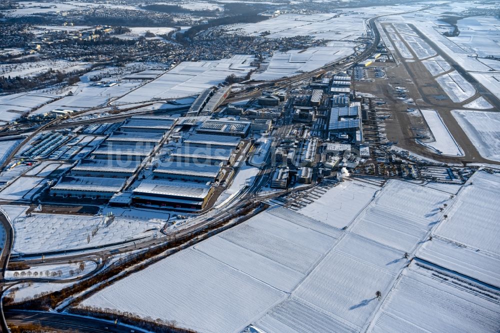 Luftaufnahme Leinfelden-Echterdingen - Winterluftbild Abfertigungs- Gebäude und Terminals auf dem Gelände des Flughafen Stuttgart in Leinfelden-Echterdingen im Bundesland Baden-Württemberg, Deutschland