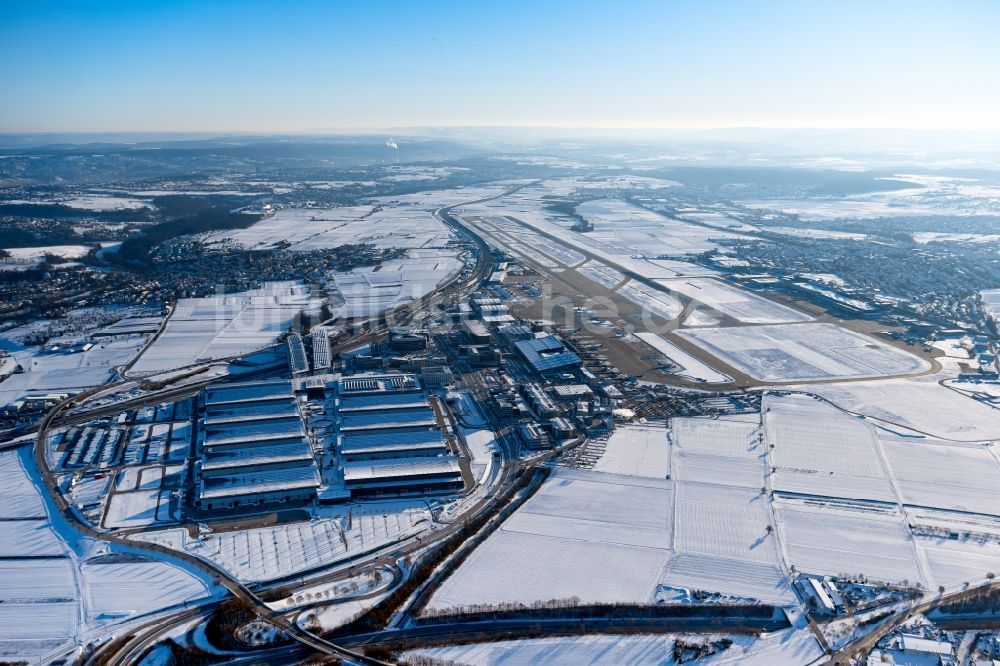 Leinfelden-Echterdingen von oben - Winterluftbild Abfertigungs- Gebäude und Terminals auf dem Gelände des Flughafen Stuttgart in Leinfelden-Echterdingen im Bundesland Baden-Württemberg, Deutschland