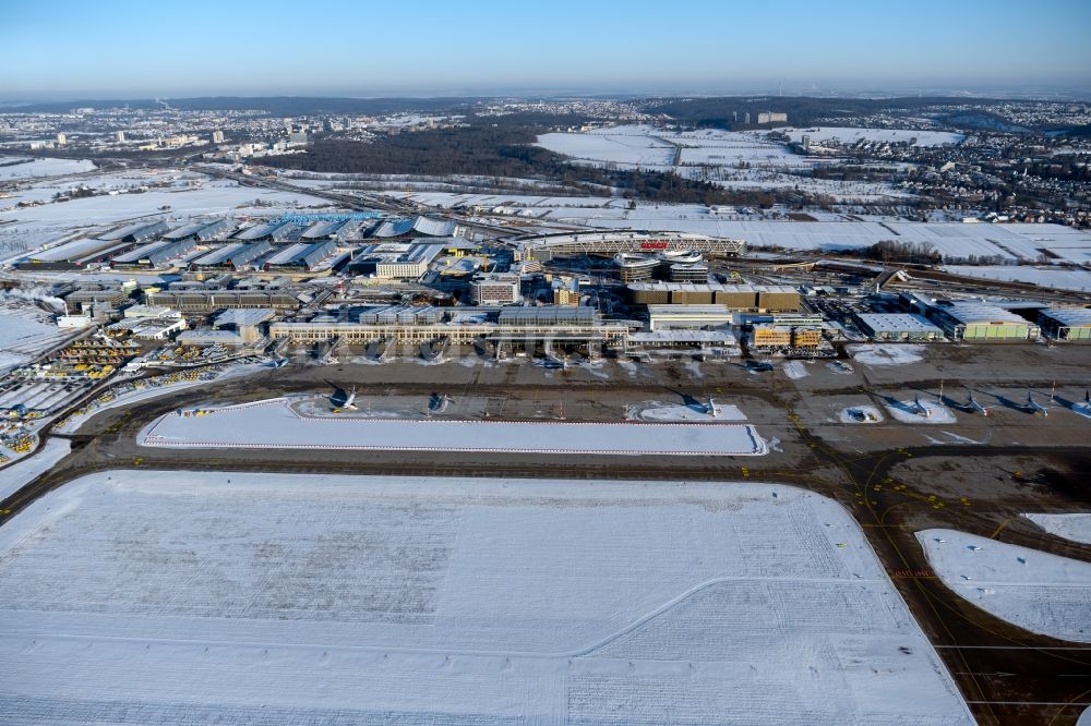 Leinfelden-Echterdingen von oben - Winterluftbild Abfertigungs- Gebäude und Terminals auf dem Gelände des Flughafen Stuttgart in Leinfelden-Echterdingen im Bundesland Baden-Württemberg, Deutschland